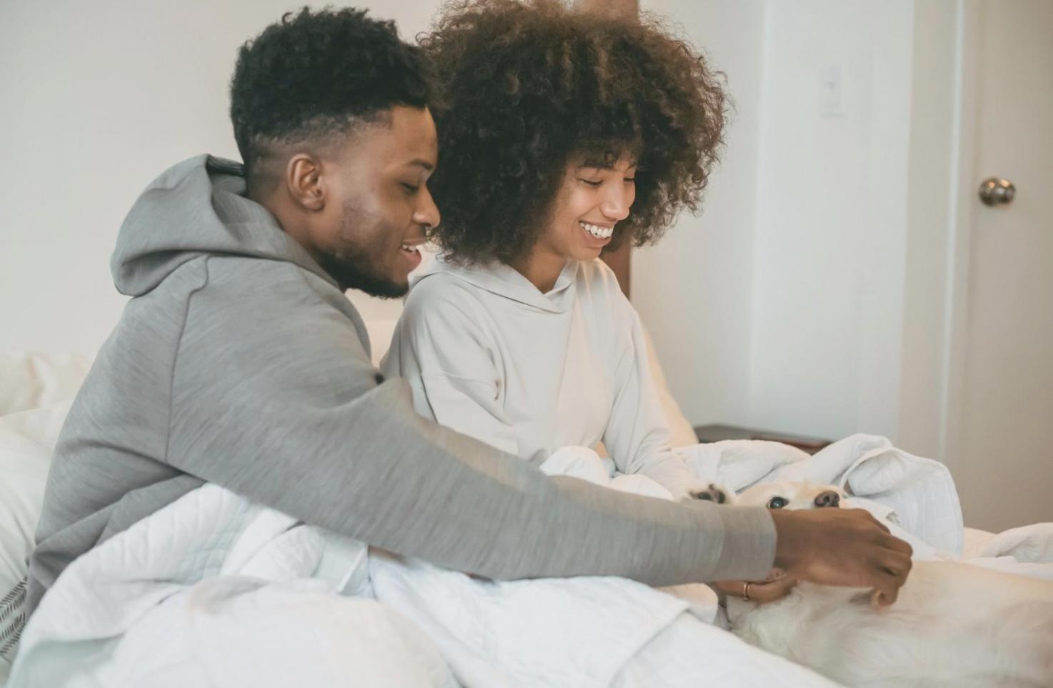 Famille partageant un moment de complicité lors d'un atelier créatif